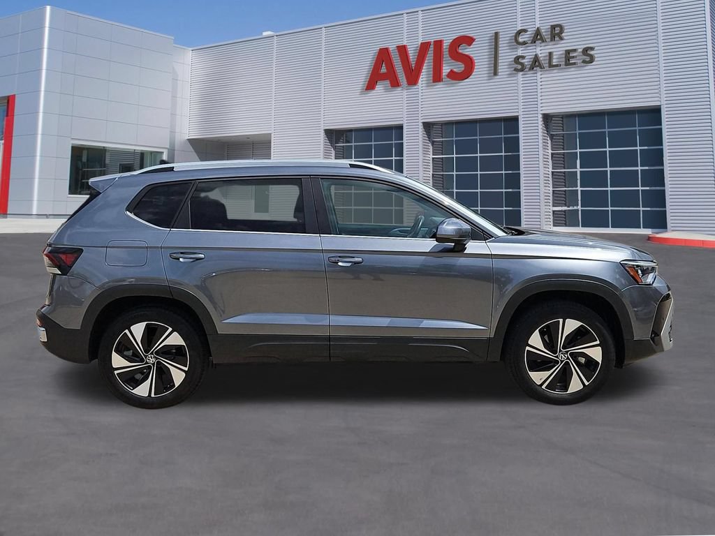 Used 2025 Volkswagen Taos SE AWD/4WD image 5
