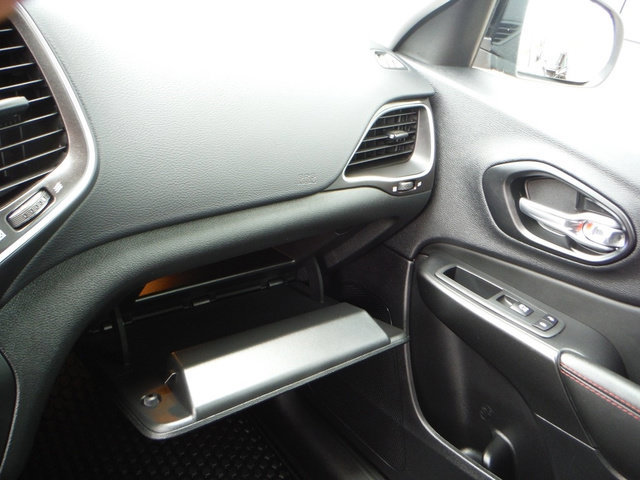 Used 2022 Jeep Cherokee Trailhawk w/ Comfort/Convenience Group AWD/4WD image 33