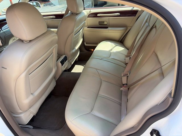 Used 2004 Lincoln Town Car Ultimate RWD image 11