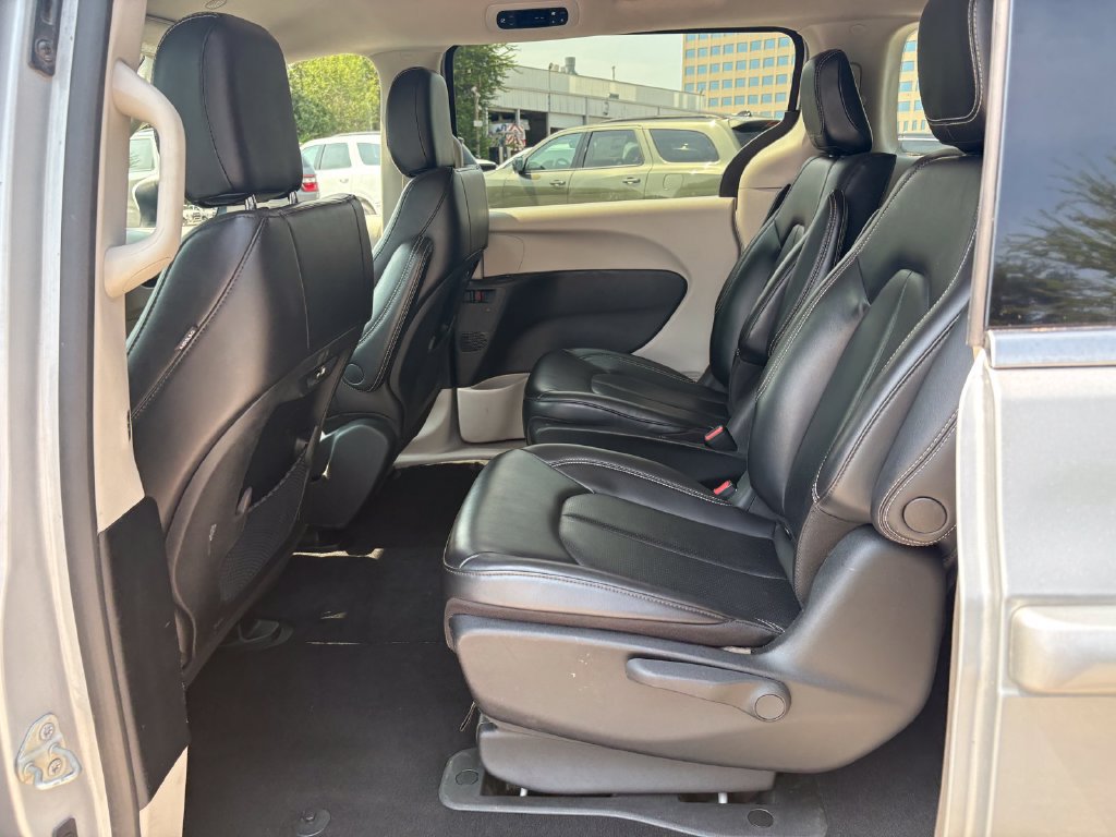 Used 2023 Chrysler Pacifica Touring-L FWD image 16