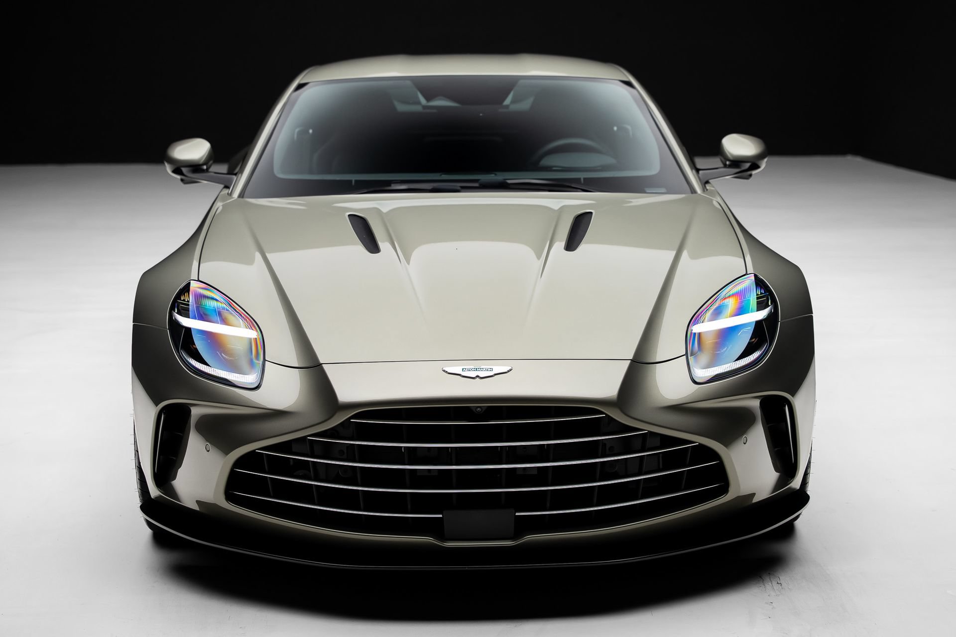 Used 2025 Aston Martin V8 Vantage Coupe RWD image 6