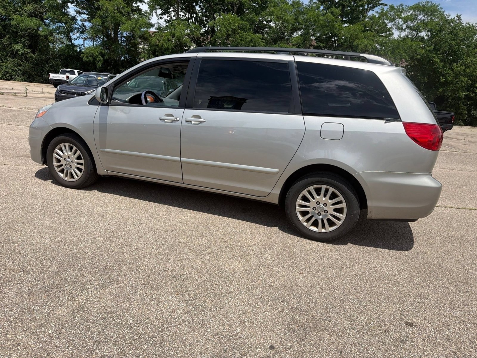 Used 2010 Toyota Sienna XLE FWD image 19