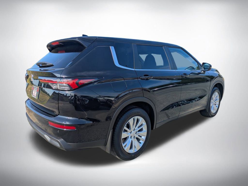 New 2025 Mitsubishi Outlander SE image 3