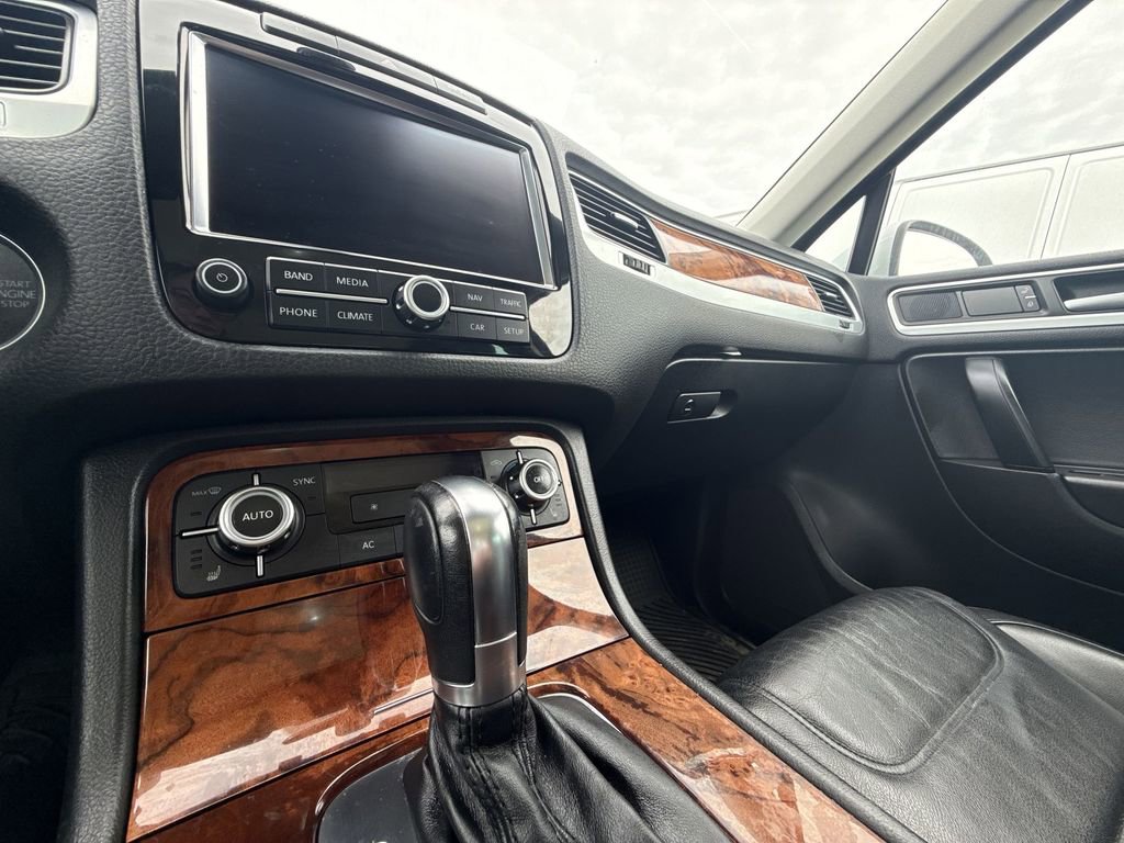 Used 2012 Volkswagen Touareg VR6 image 19