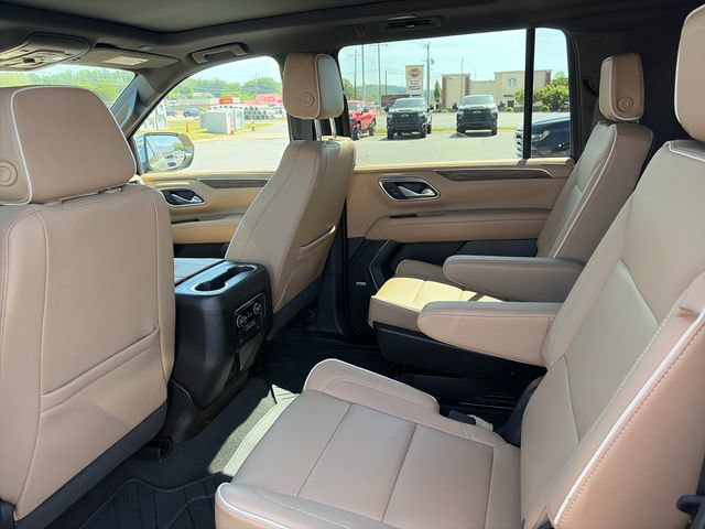 Used 2024 Chevrolet Suburban Premier w/ Premium Package 2 AWD/4WD image 16