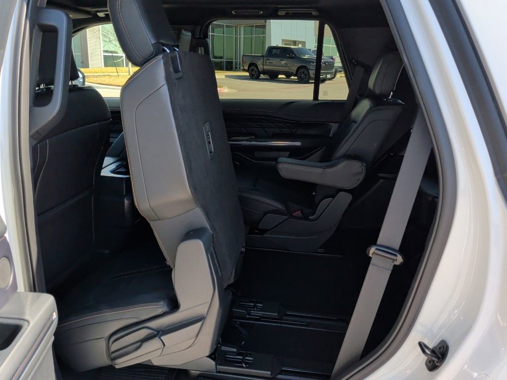 Used 2024 Ford Expedition Platinum image 39