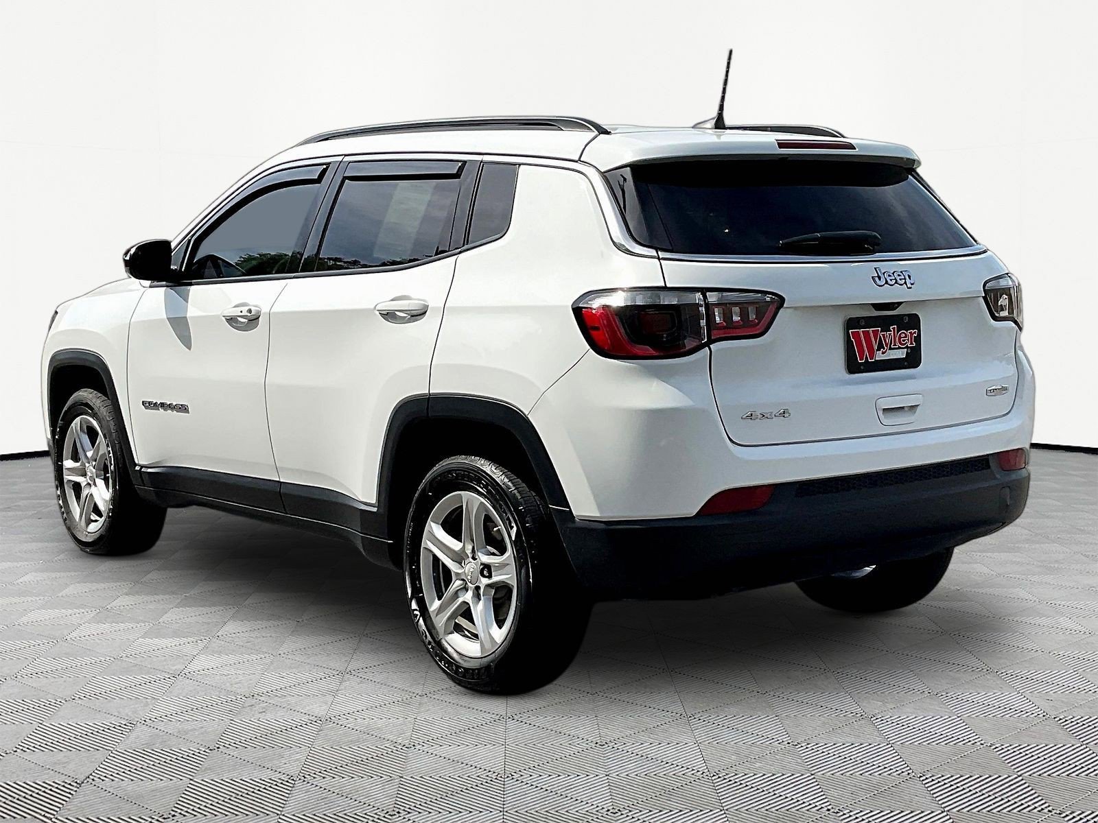 Used 2023 Jeep Compass Latitude w/ Convenience Group AWD/4WD image 4