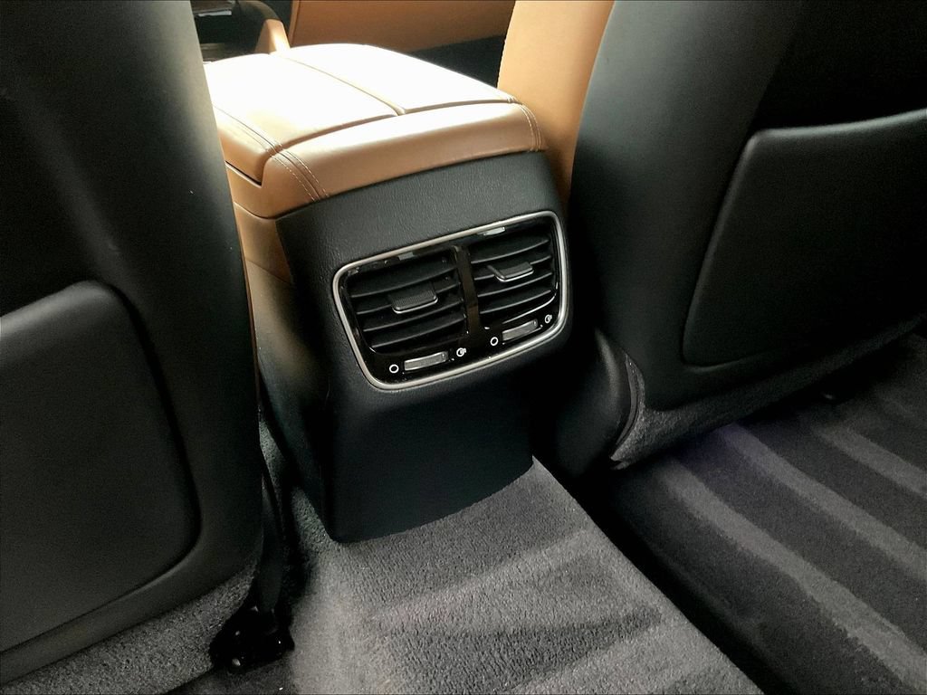 Used 2017 Kia K900 Luxury w/ VIP Package RWD image 9