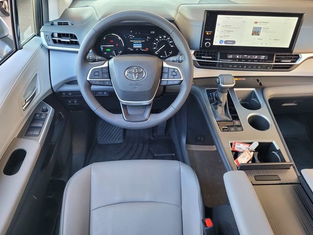 Used 2025 Toyota Sienna XLE image 19