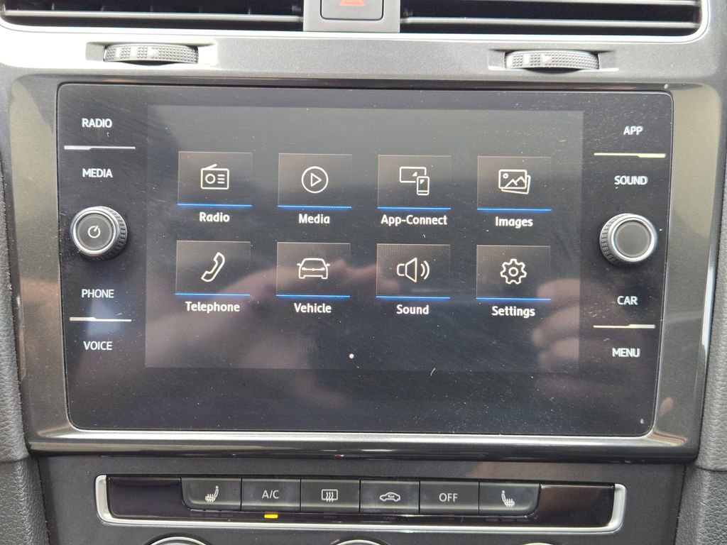 Used 2019 Volkswagen Golf SE image 18