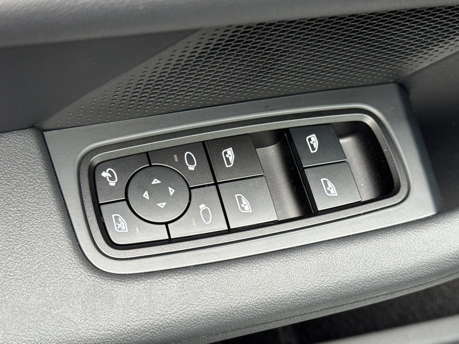 New 2026 Porsche Taycan image 13