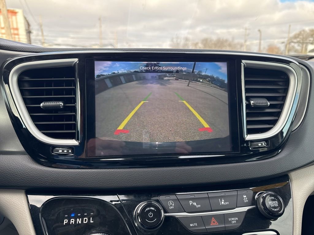 Used 2024 Chrysler Pacifica Touring-L image 34