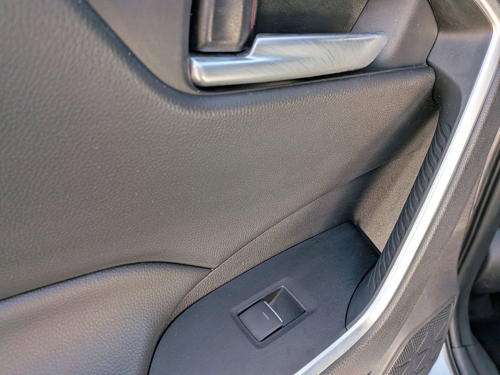 Used 2025 Toyota RAV4 XLE AWD/4WD image 27