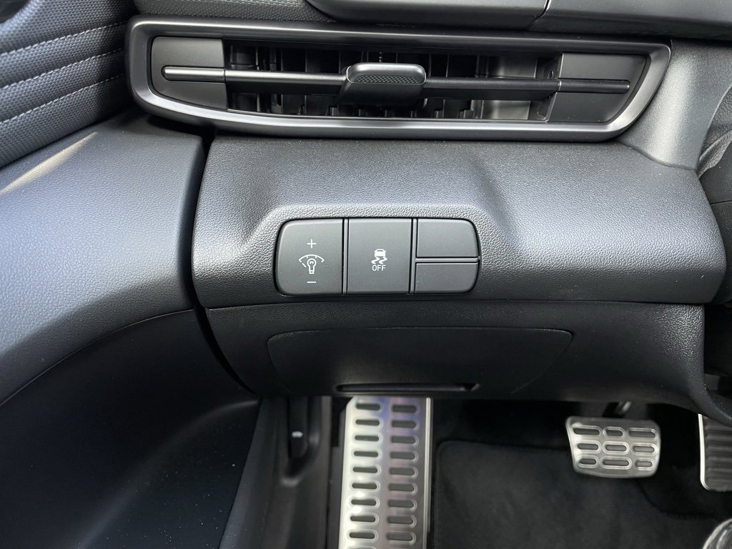 Used 2025 Hyundai Elantra Sport image 12