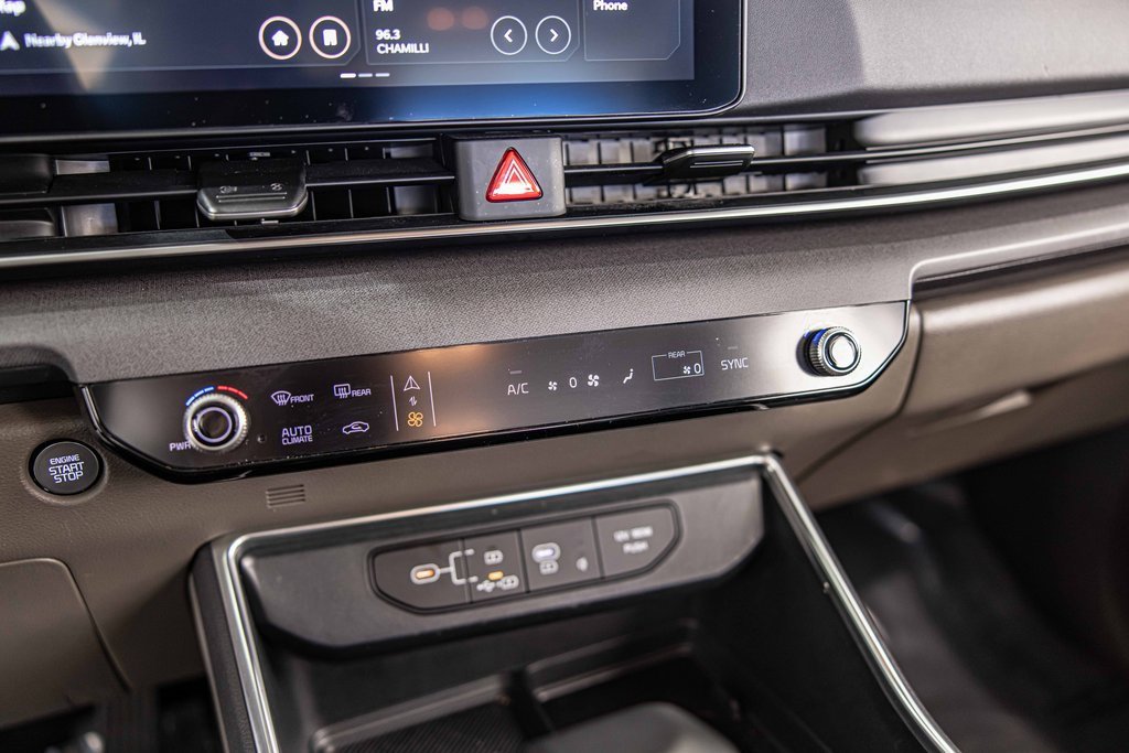 Used 2025 Kia Carnival EX image 27