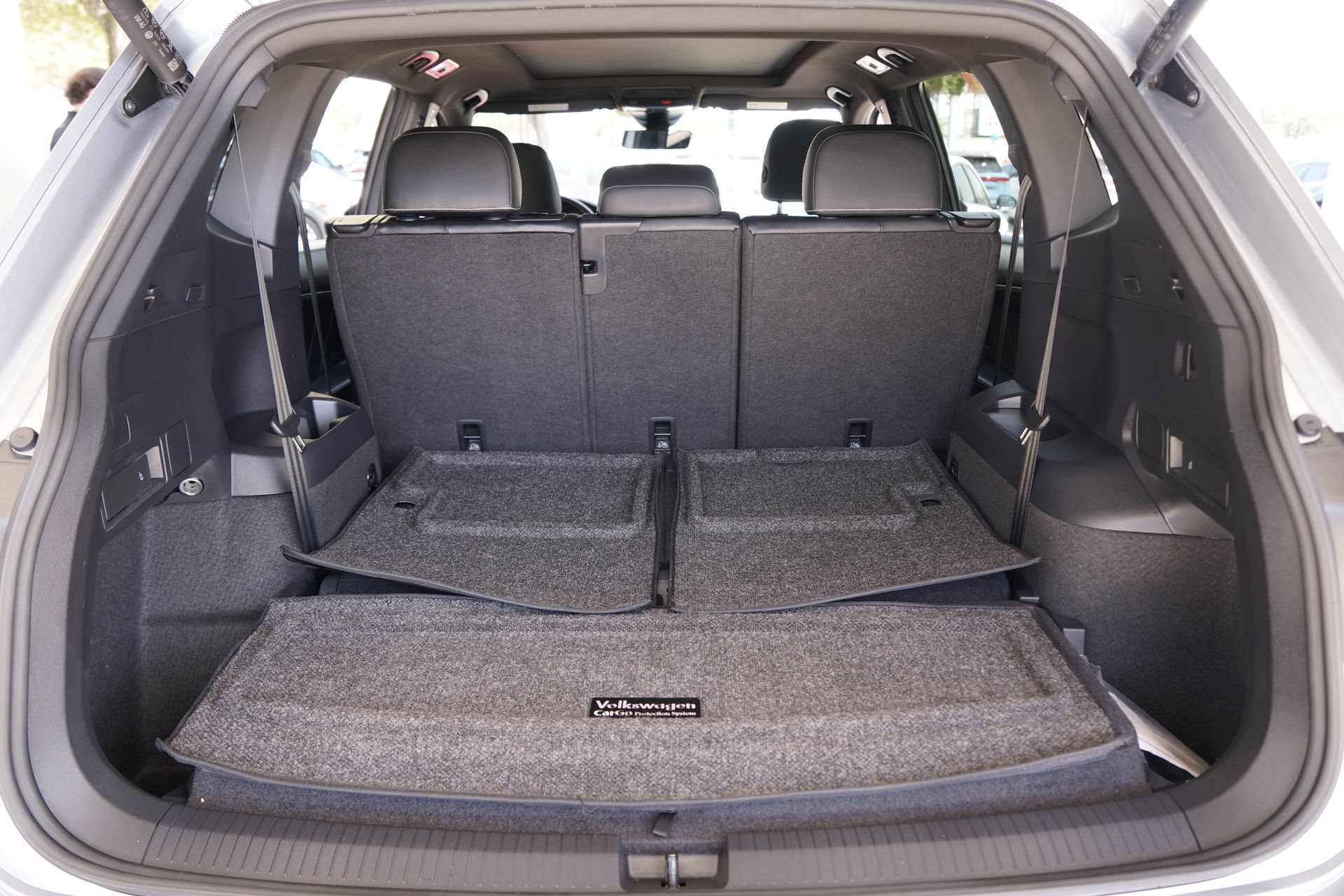 Certified 2024 Volkswagen Tiguan SE R-Line FWD image 32