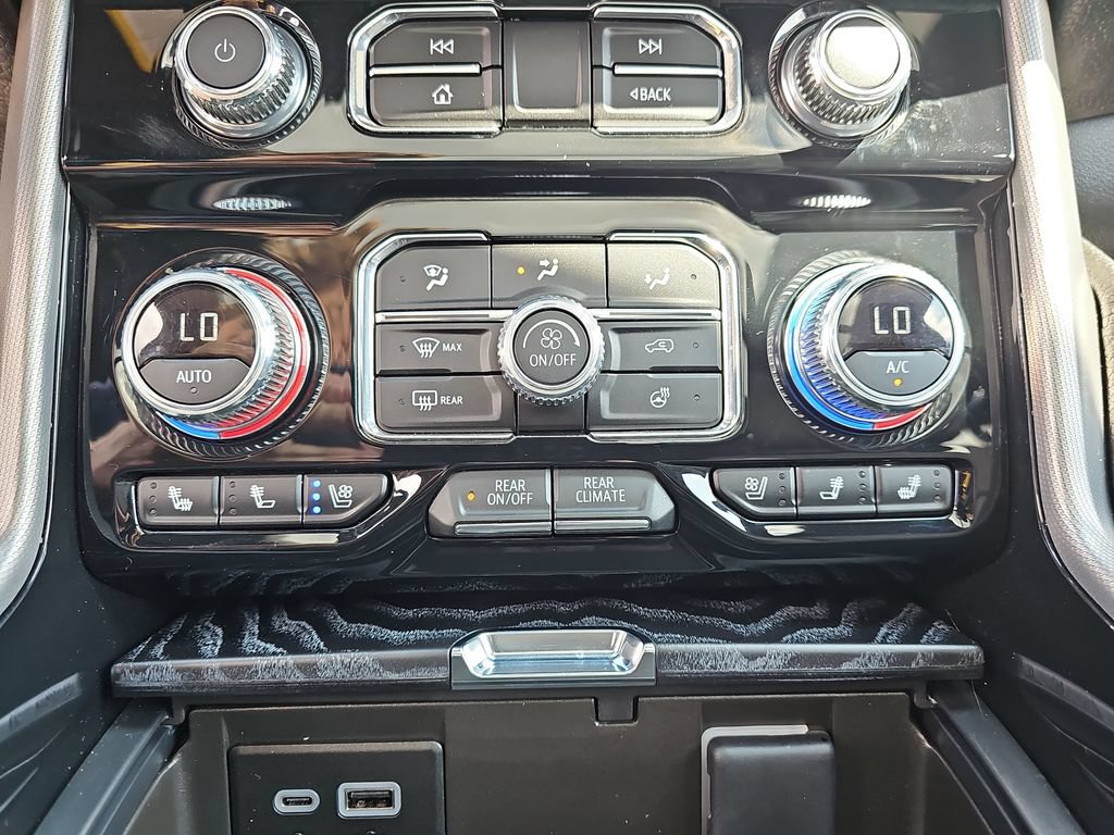 Used 2024 GMC Yukon Denali w/ Advanced Technology Package AWD/4WD image 27