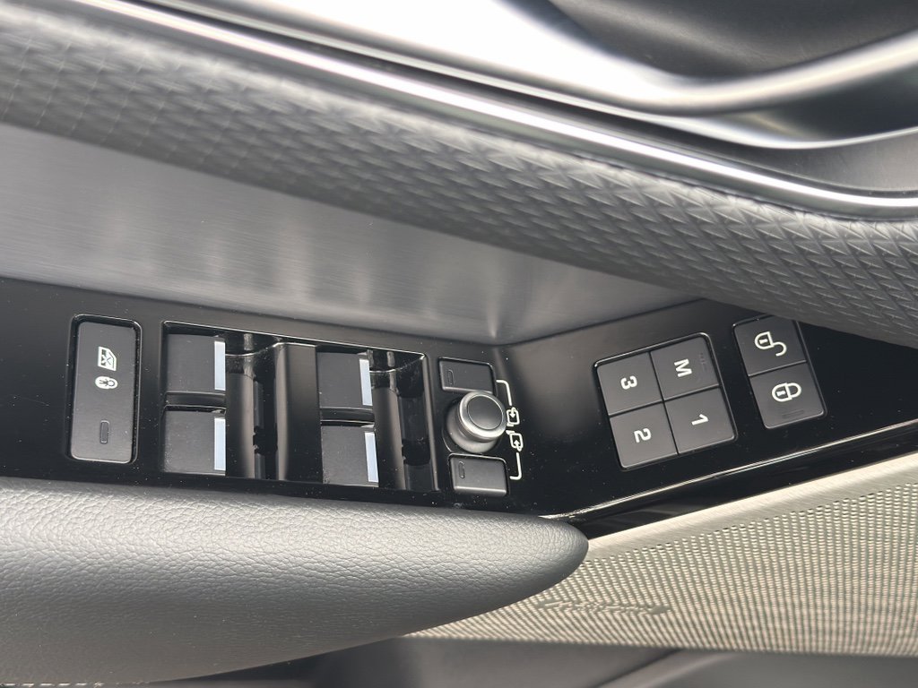 Used 2019 Land Rover Range Rover Velar R-Dynamic SE image 18