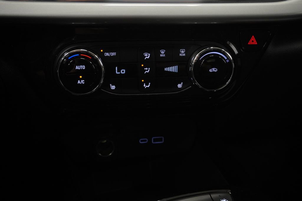Used 2025 Chevrolet Trax LT w/ LT Convenience Package FWD image 34
