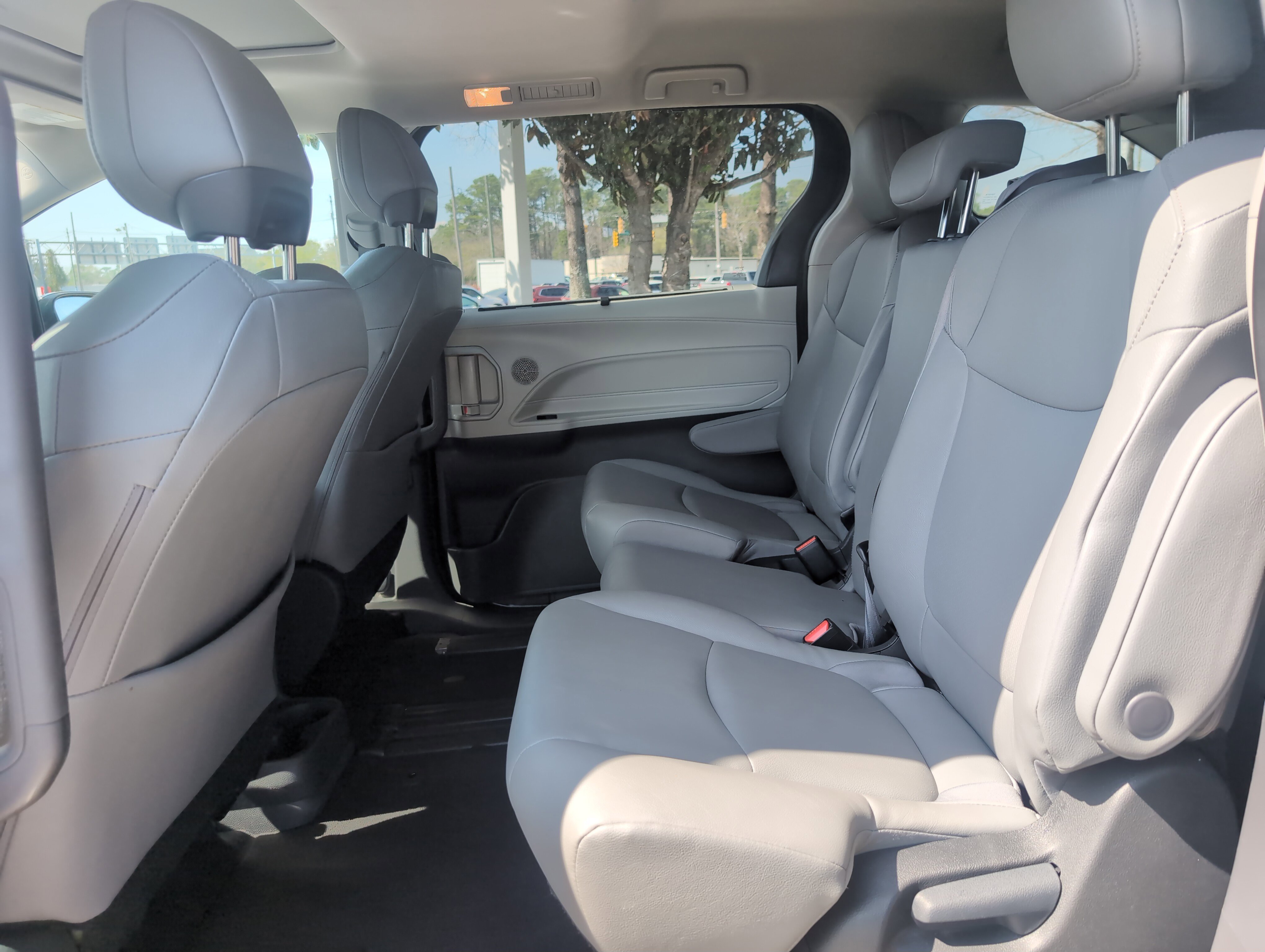 Certified 2024 Toyota Sienna XLE FWD image 31