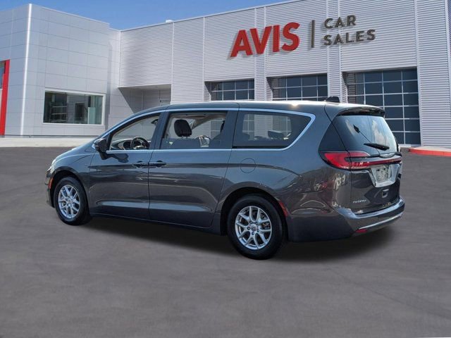 Used 2023 Chrysler Pacifica Touring-L image 10