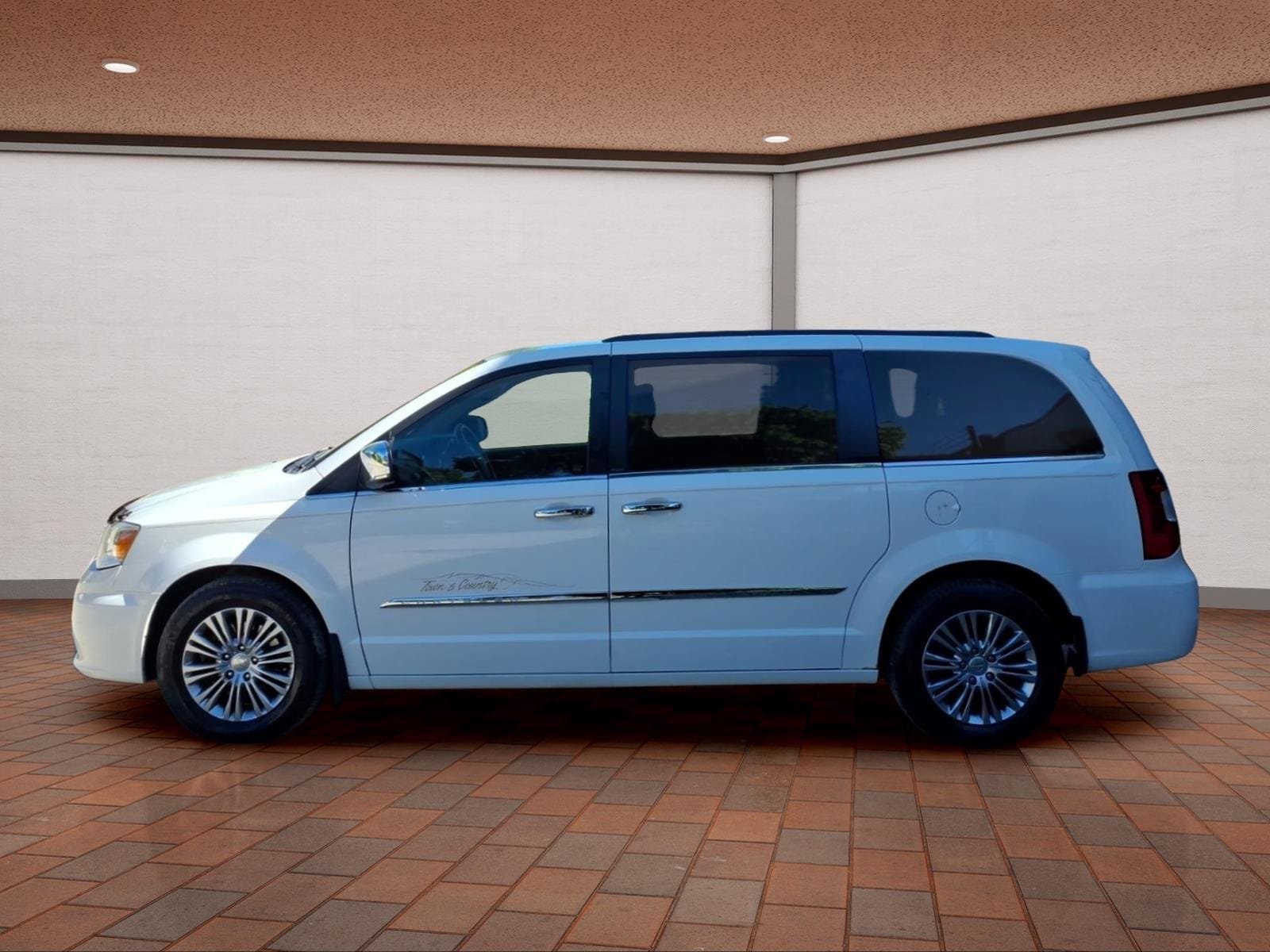 Used 2013 Chrysler Town & Country Touring-L w/ Driver Convenience Group FWD image 8