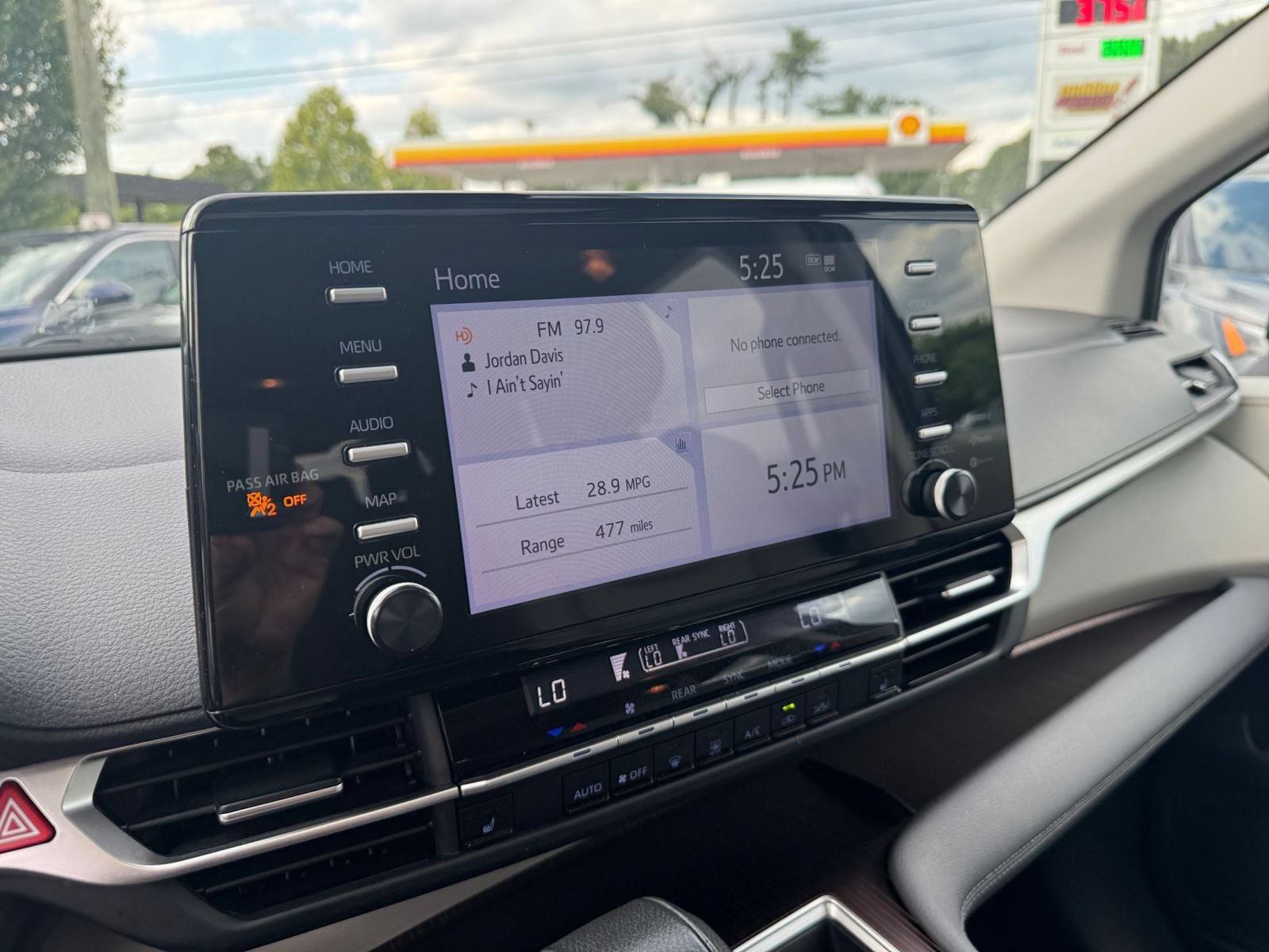 Used 2024 Toyota Sienna XLE FWD image 19