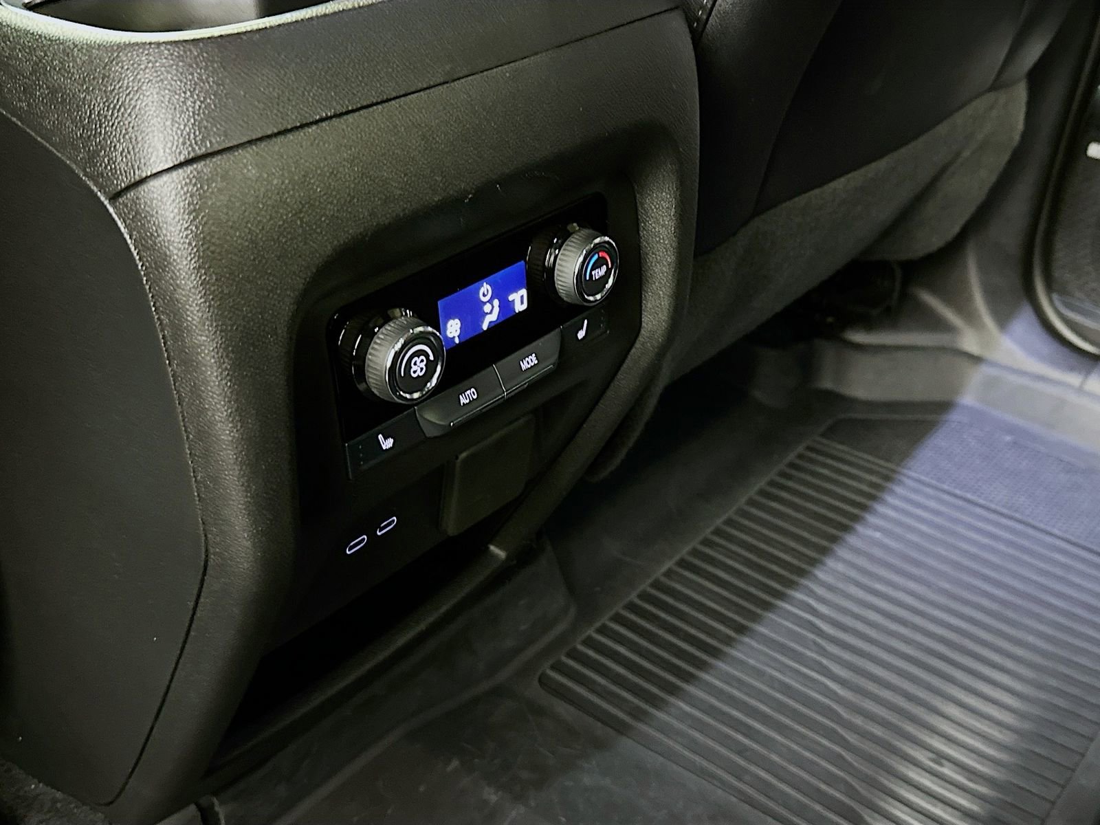 Used 2025 Chevrolet Traverse RS image 28