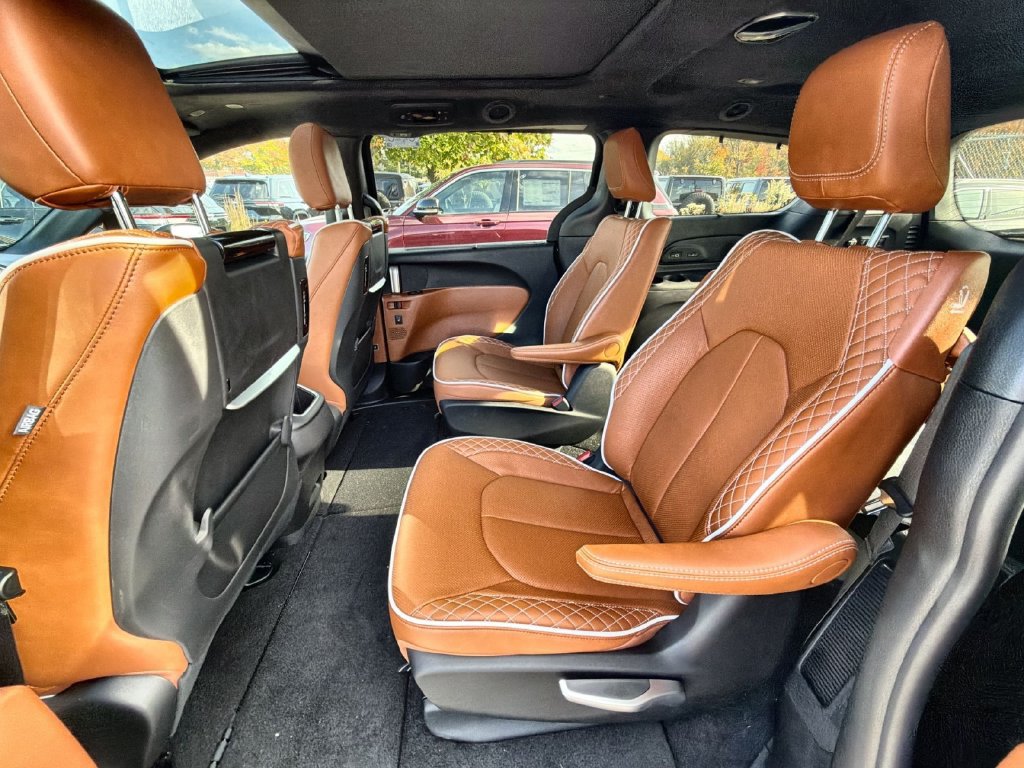 Used 2026 Chrysler Pacifica Pinnacle FWD image 25