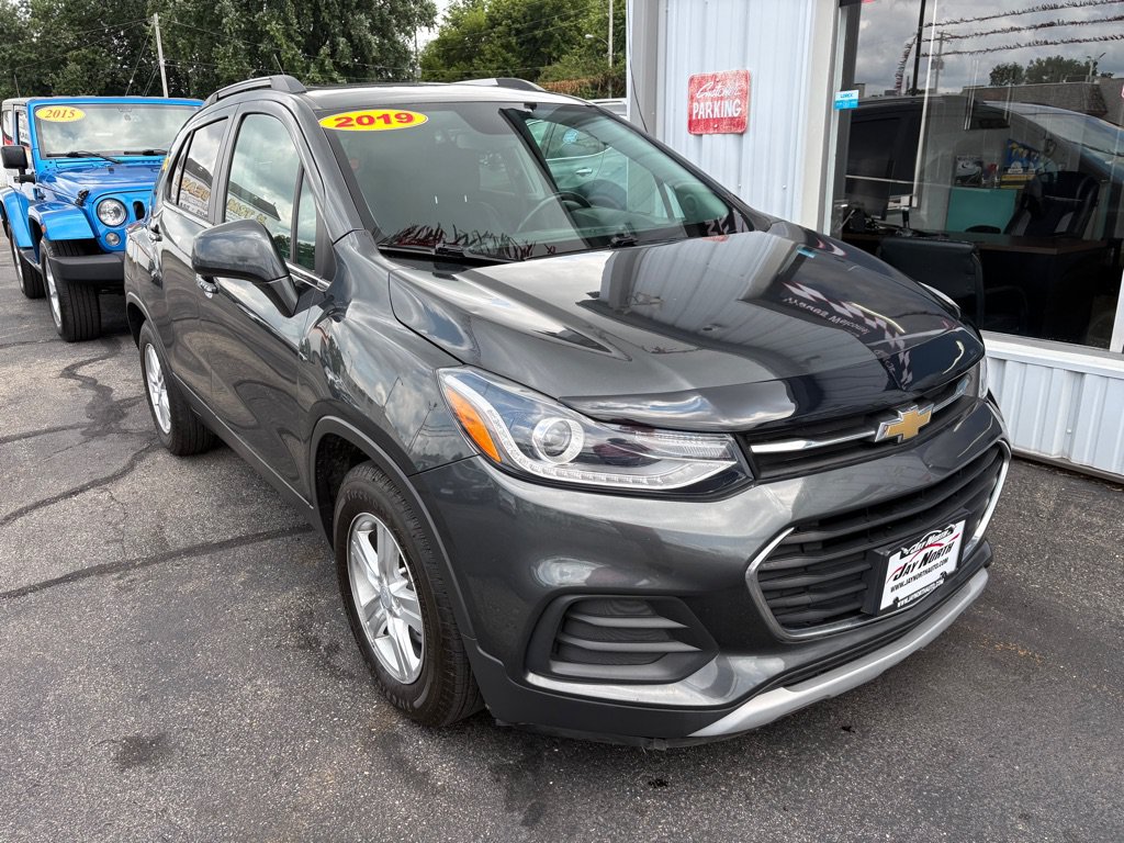 Used 2019 Chevrolet Trax LT w/ Sun & Sound Package FWD image 1