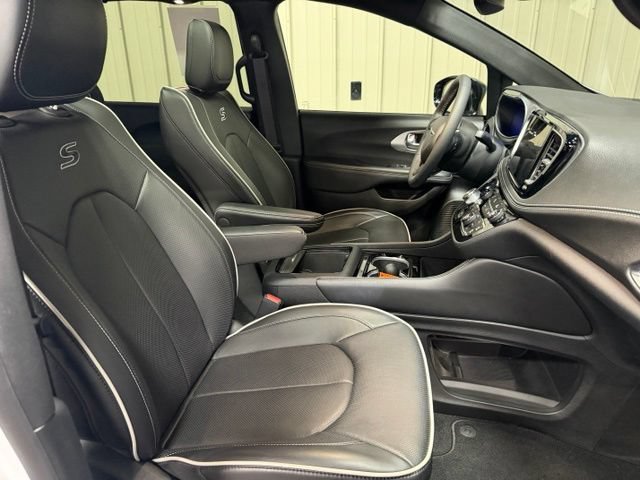 Used 2025 Chrysler Pacifica Limited AWD/4WD image 32