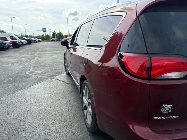 Used 2019 Chrysler Pacifica Limited w/ Tire & Wheel Group FWD image 18