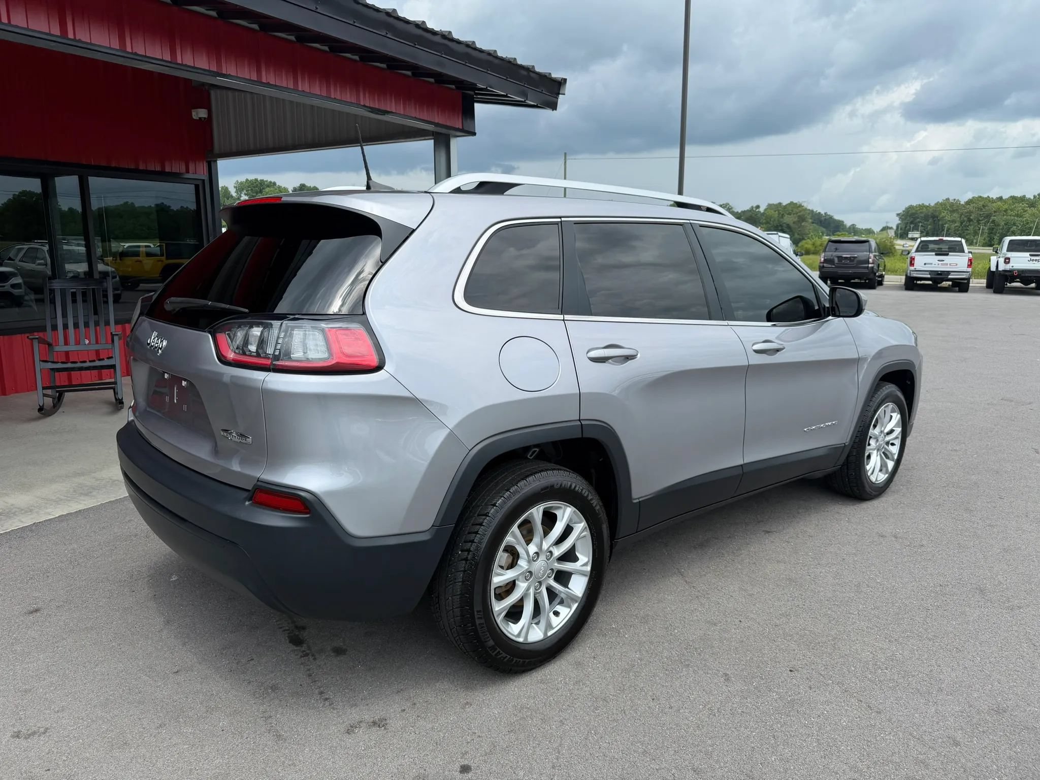 Used 2019 Jeep Cherokee Latitude w/ Popular Appearance Group FWD image 4