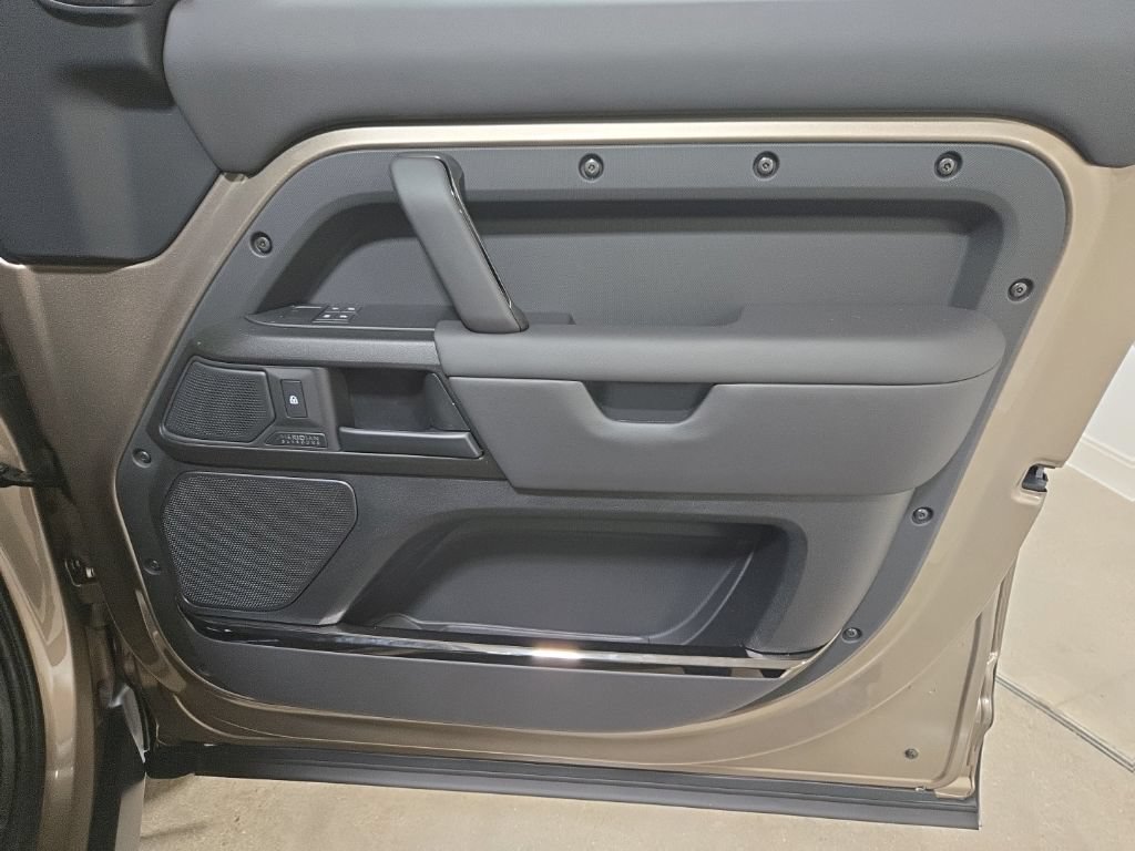 New 2026 Land Rover Defender 110 AWD/4WD image 30