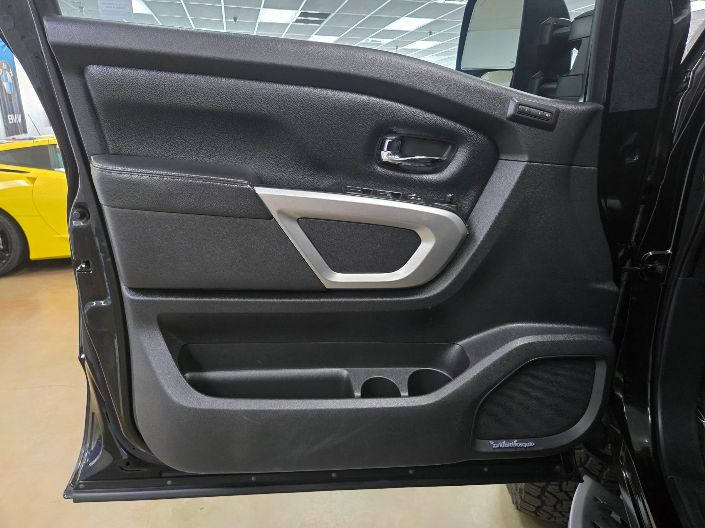 Used 2016 Nissan Titan PRO-4X w/ Pro-4x Convenience Package AWD/4WD image 14
