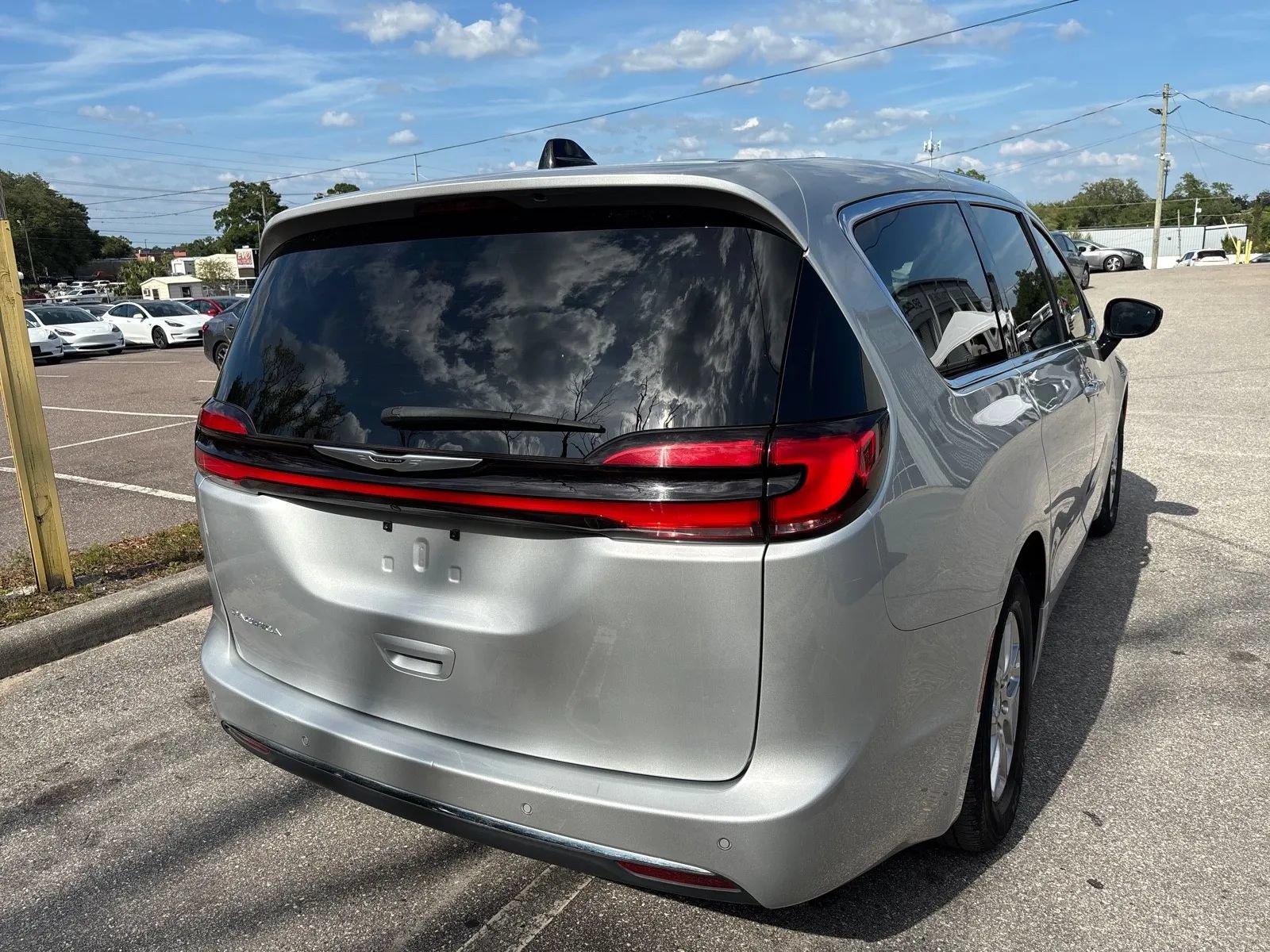Used 2024 Chrysler Pacifica Touring-L FWD image 9