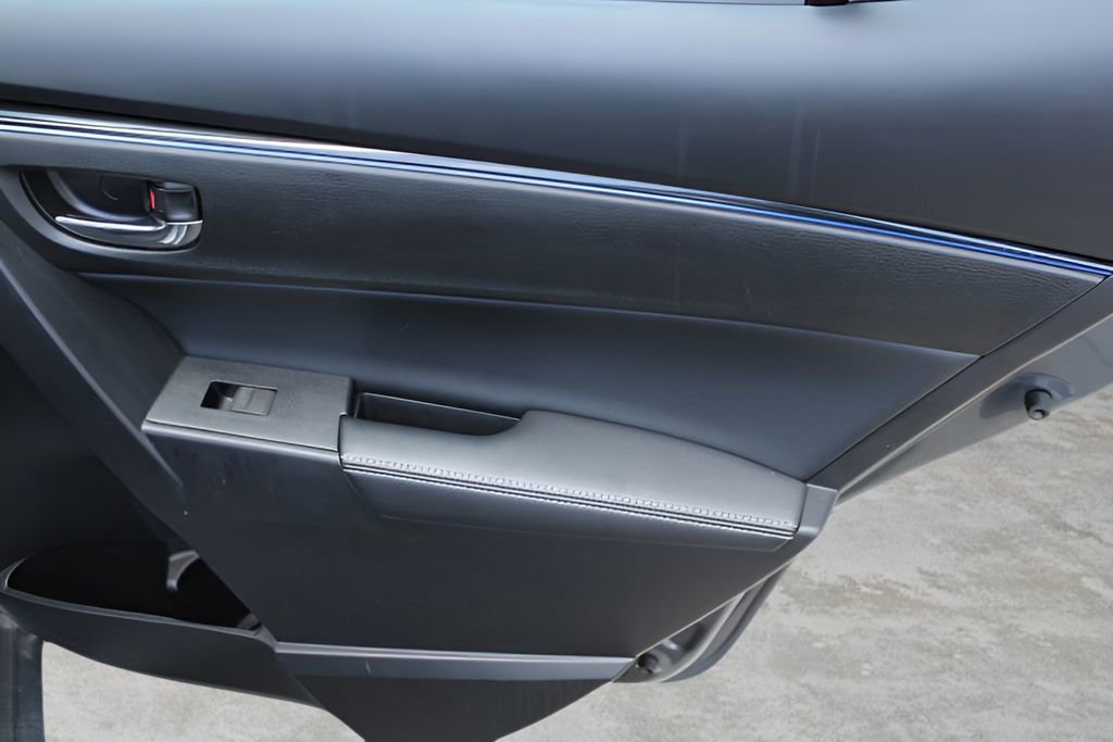 Used 2018 Toyota Corolla SE FWD image 21