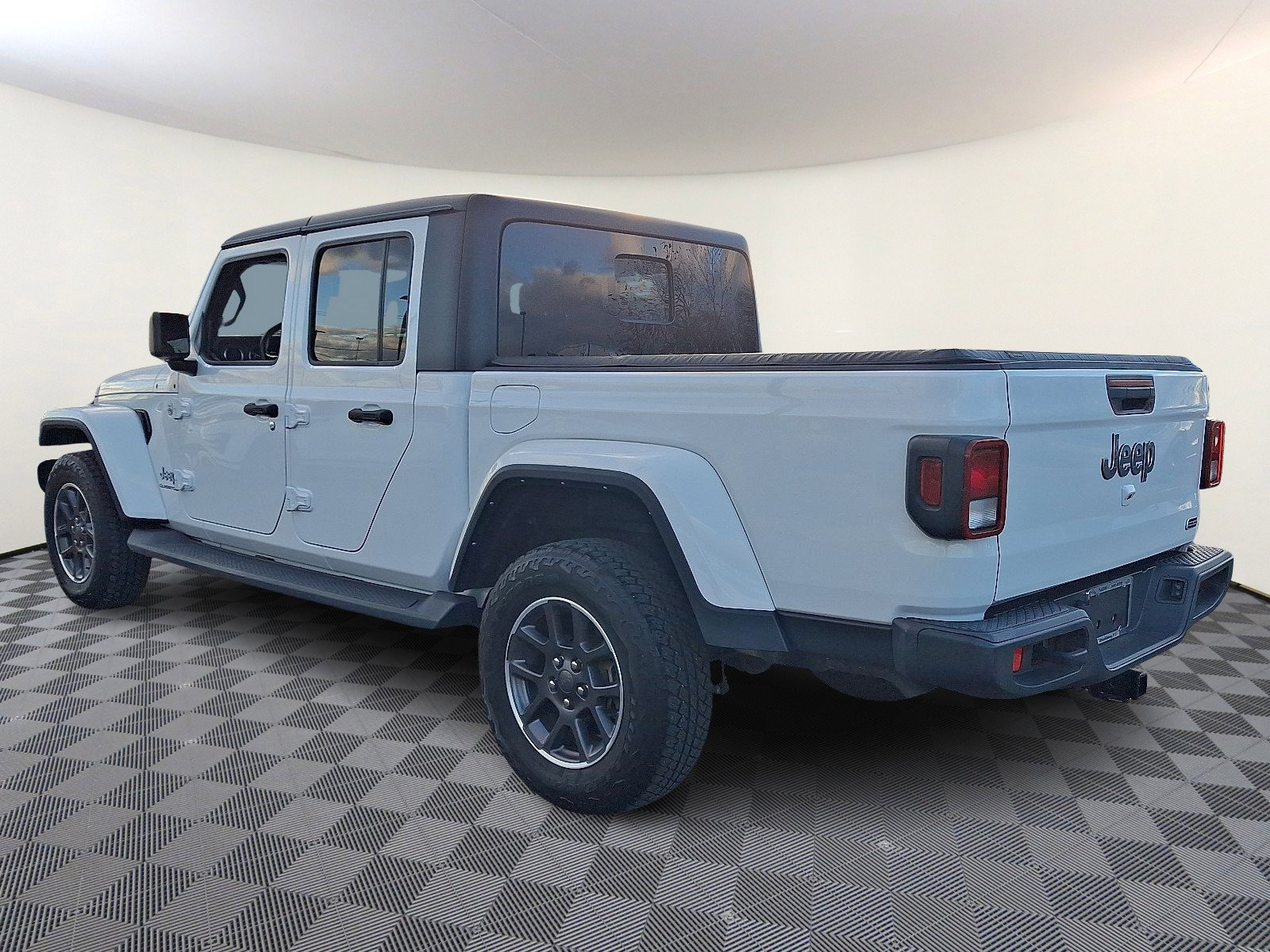 Used 2022 Jeep Gladiator Overland w/ Popular Equipment Package image 2