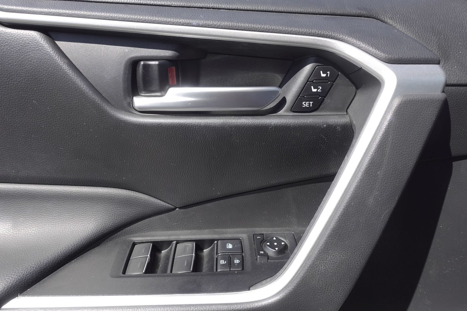 Used 2023 Toyota RAV4 XLE Premium FWD image 15