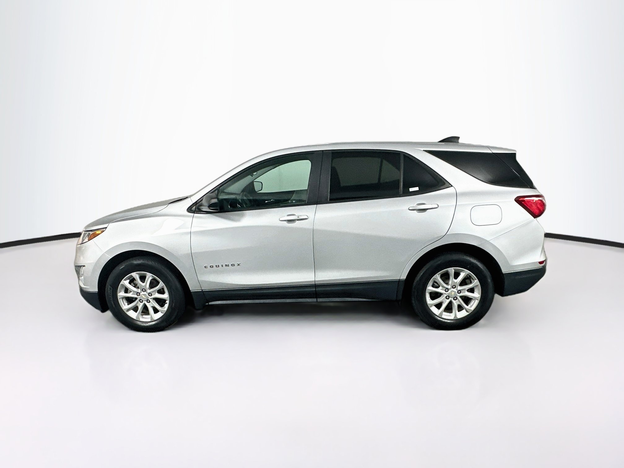 Used 2021 Chevrolet Equinox LS w/ LS Convenience Package FWD image 4