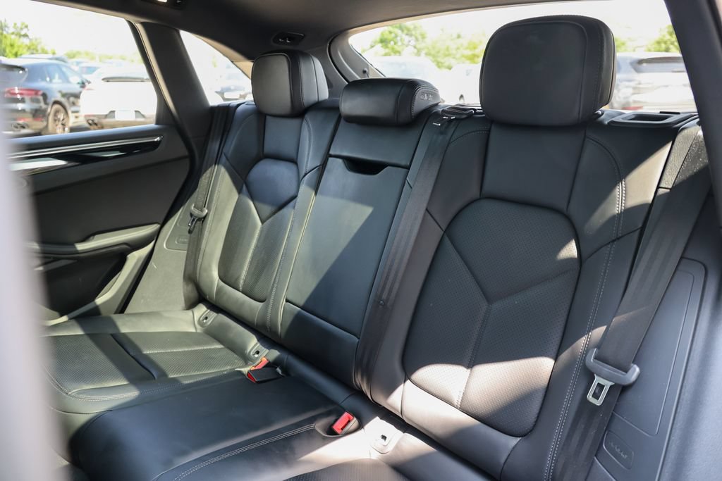 Certified 2026 Porsche Macan AWD/4WD image 30
