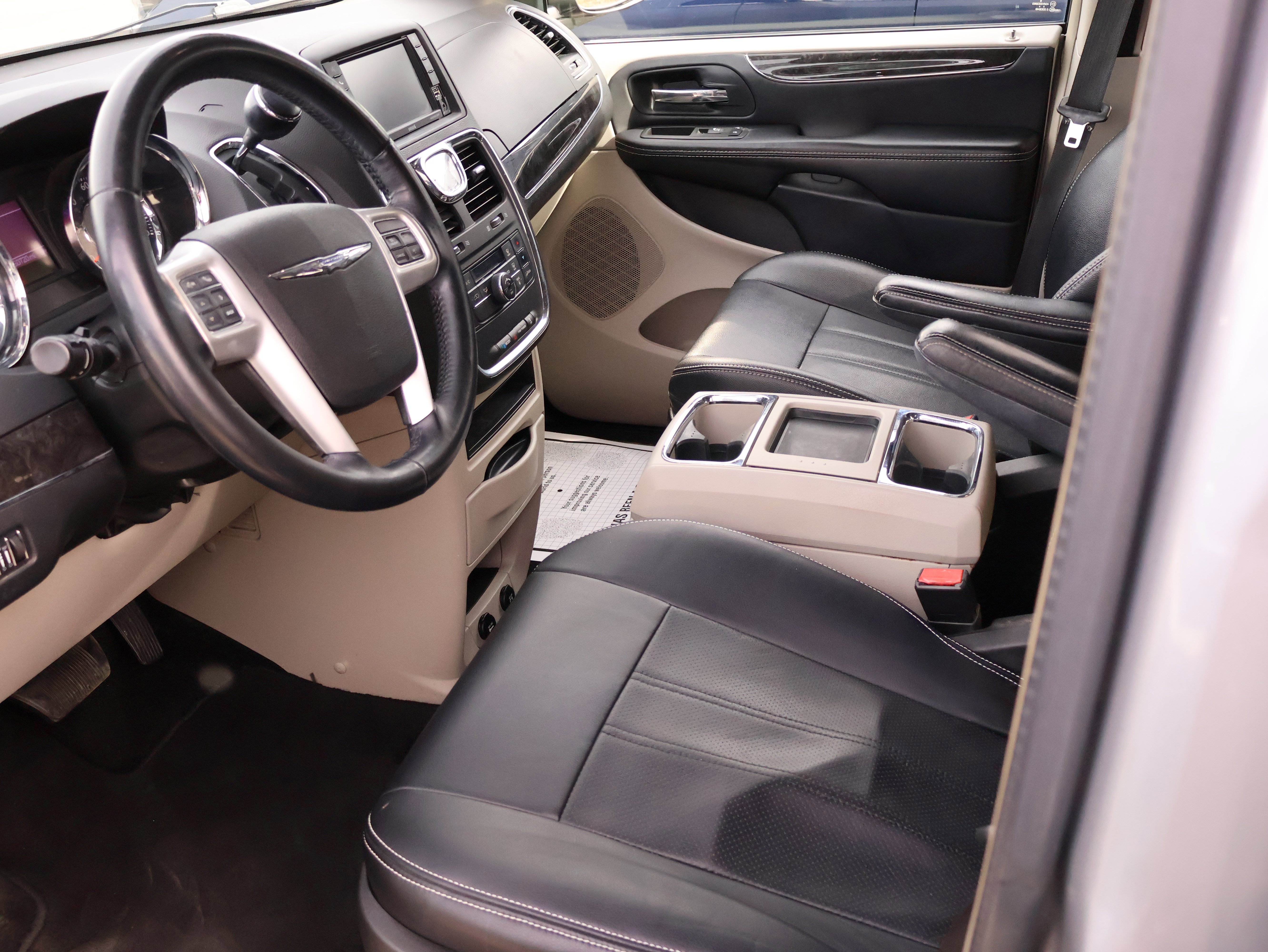 Used 2014 Chrysler Town & Country Touring image 30
