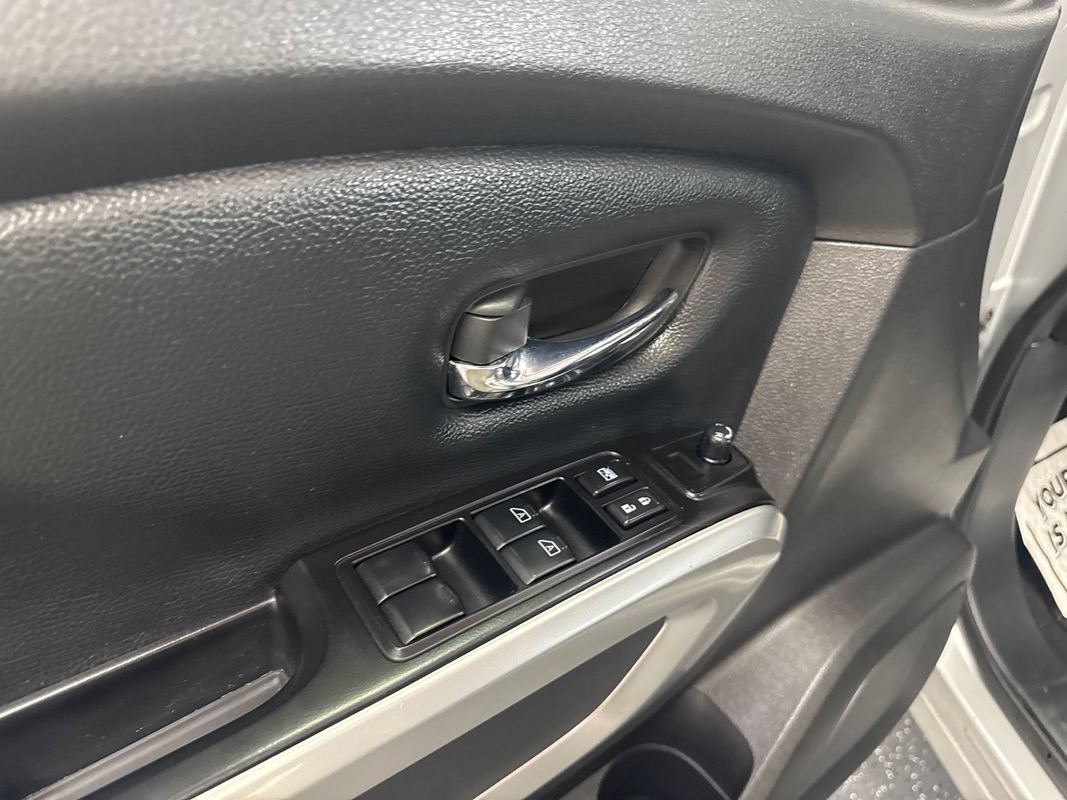 Used 2018 Nissan Titan SV AWD/4WD image 9