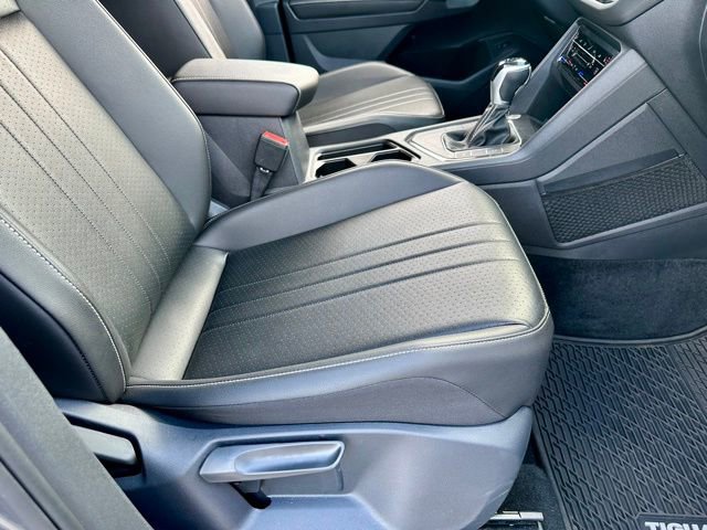 Used 2022 Volkswagen Tiguan SE R-Line image 25