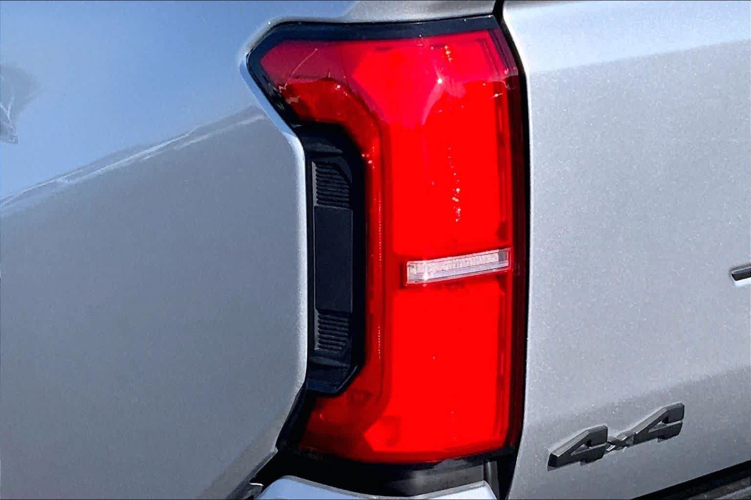 Used 2025 Toyota Tacoma SR5 AWD/4WD image 29