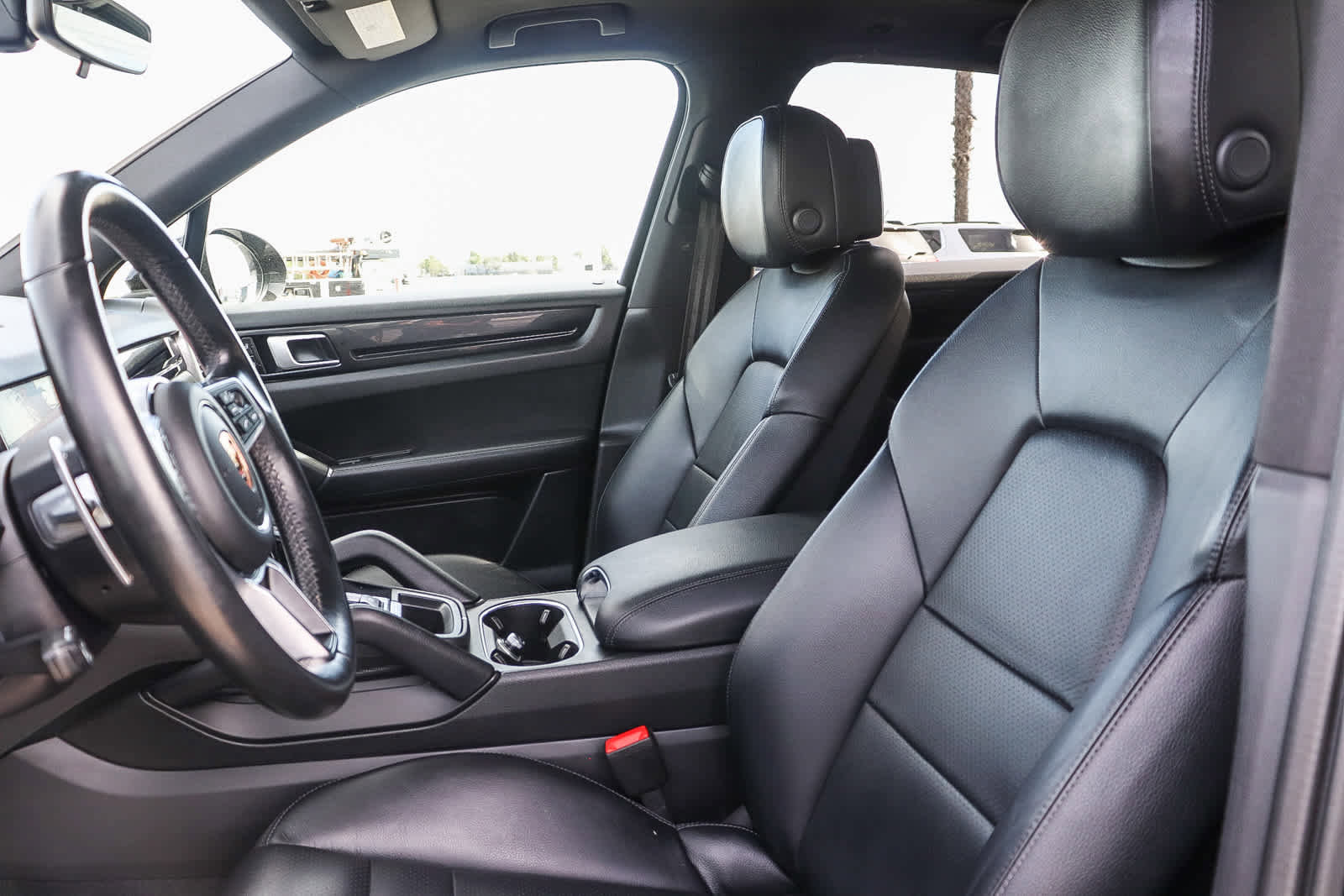 Used 2021 Porsche Cayenne w/ Driver Memory Package image 19