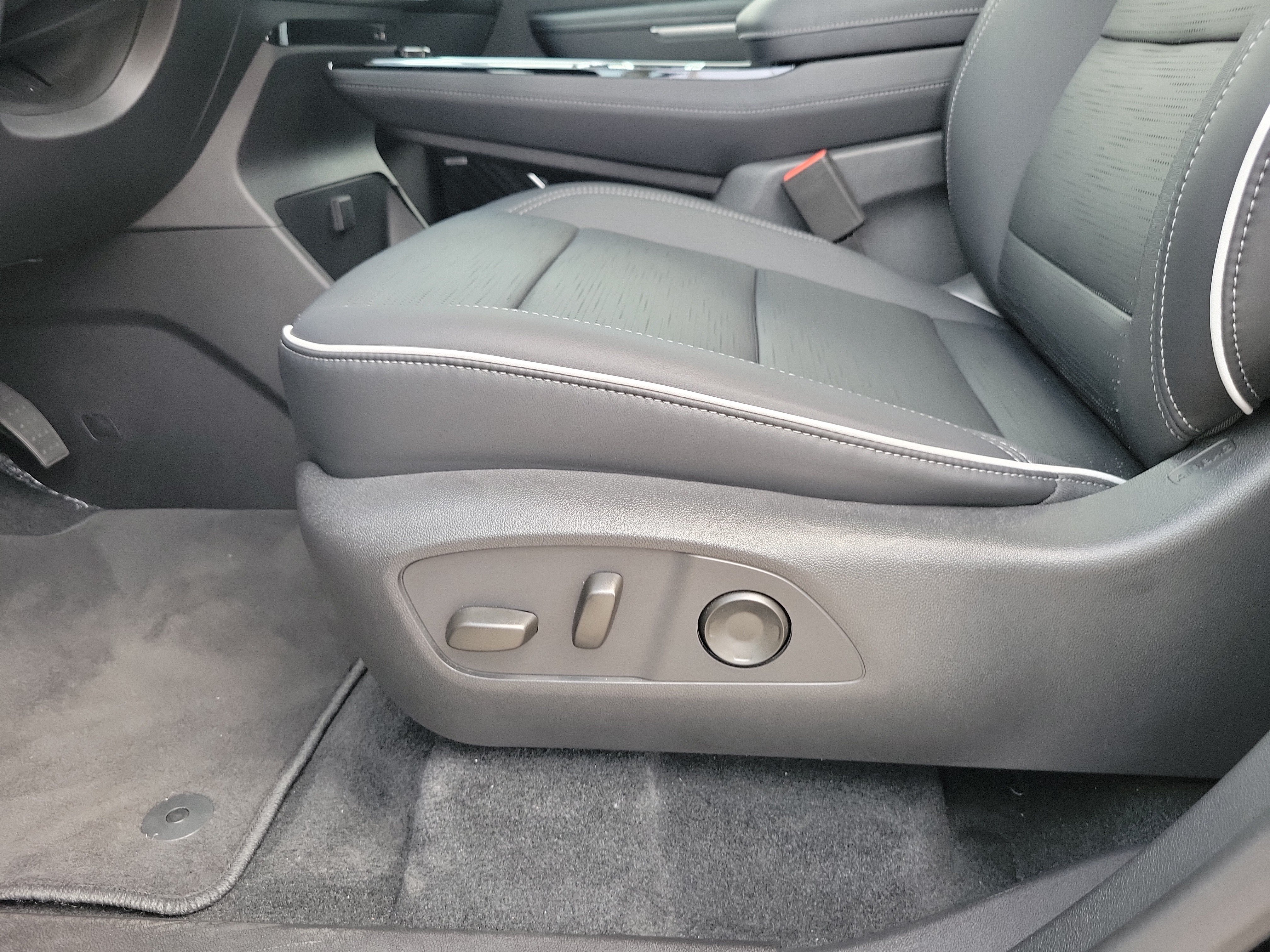 Used 2026 Buick Enclave Sport Touring w/ Power Package FWD image 14