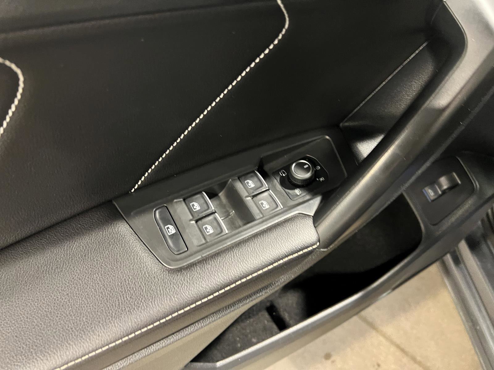 Used 2022 Volkswagen Tiguan SEL R-Line image 25