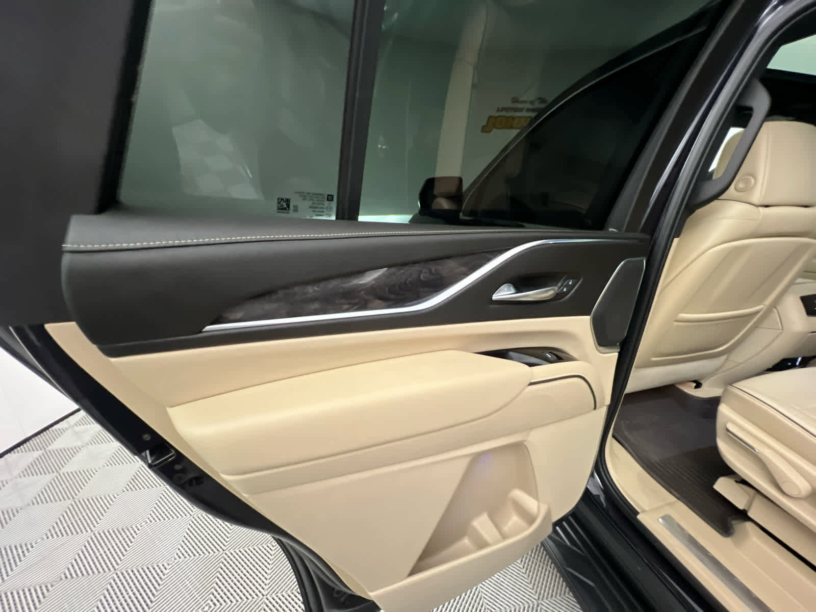 Used 2022 Cadillac Escalade Premium Luxury w/ Performance Package AWD/4WD image 23