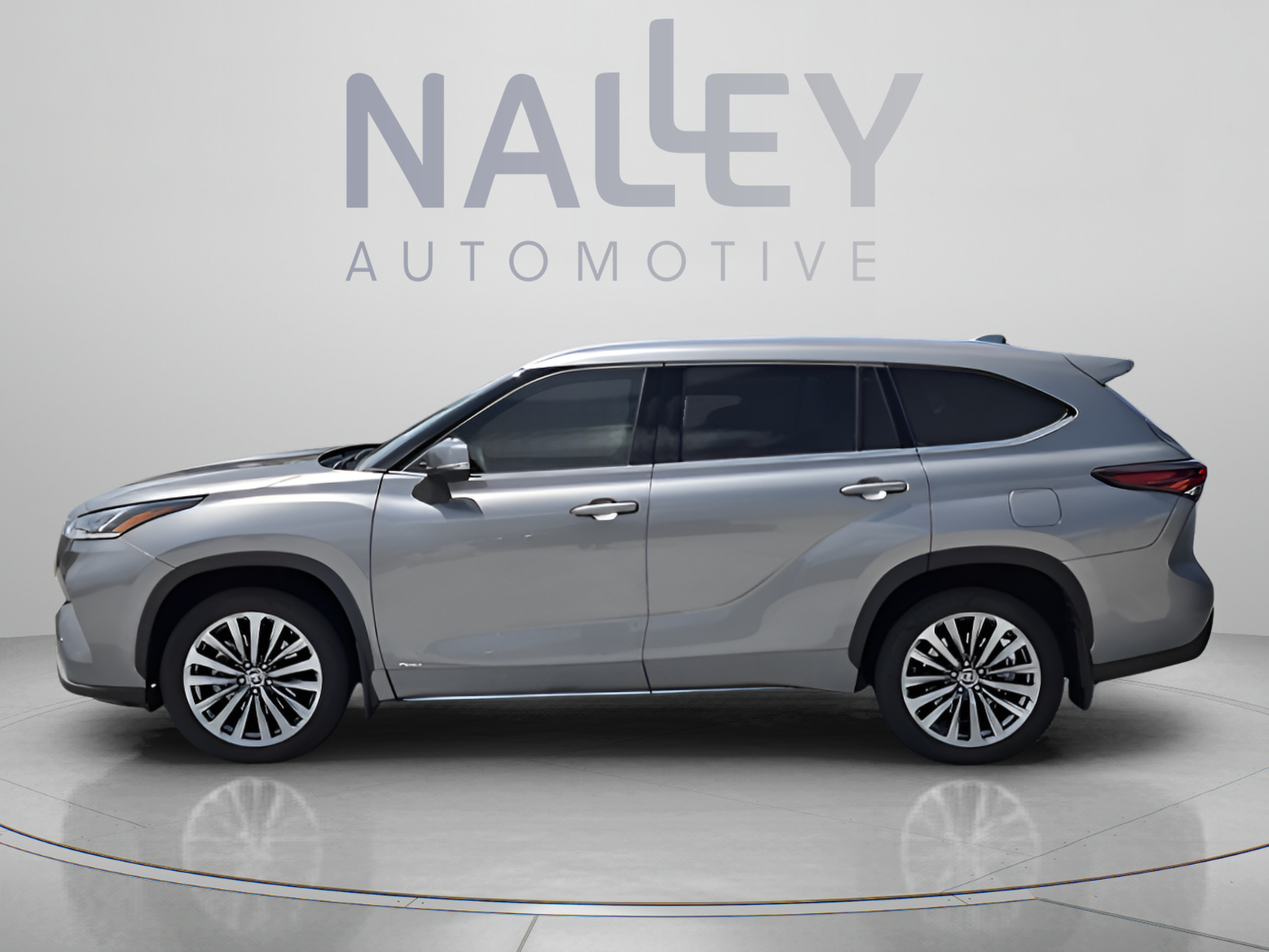 Used 2025 Toyota Highlander Limited AWD/4WD image 2